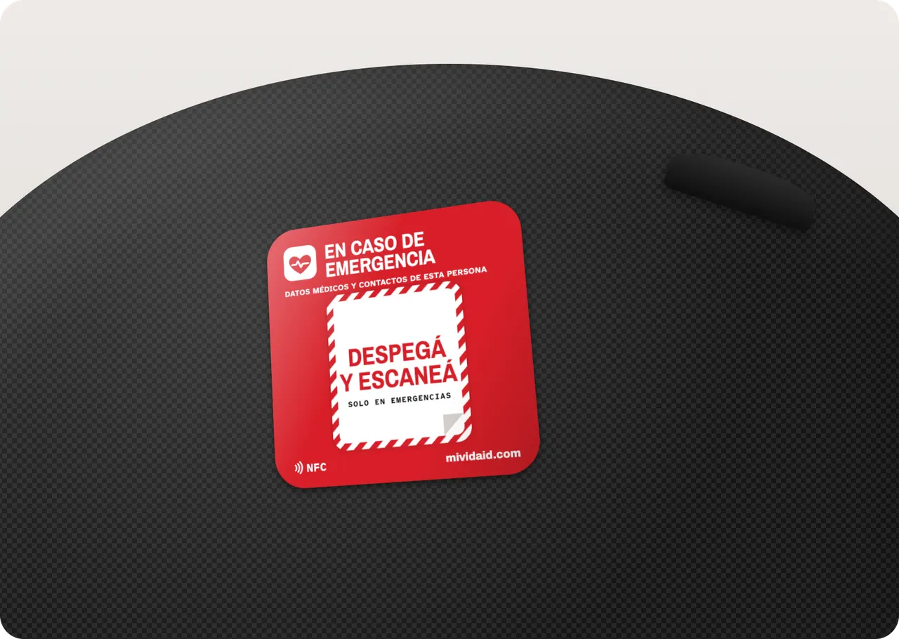 Casco con el sticker de Mi Vida ID